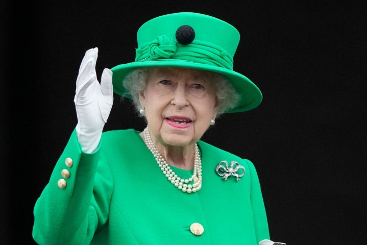 Elizabeth II, rainha do Reino Unido, durante comemorações do Jubileu de Plantina — Foto: Frank Augstein/AFP