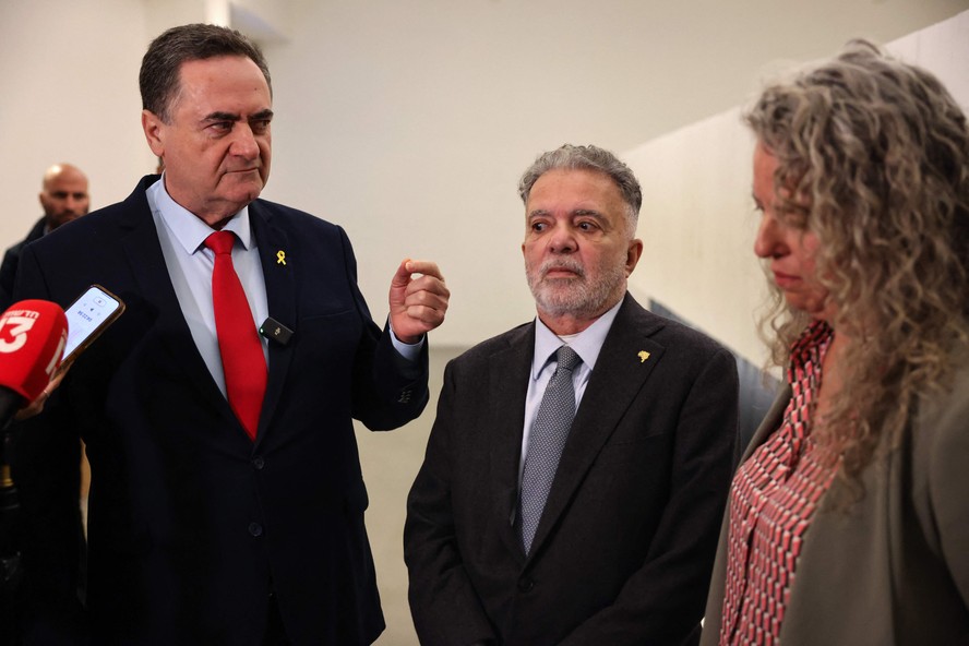 O ministro israelense Israel Katz com o embaixador do Brasil, Frederico Meyer, em visita ao Museu do Holocausto