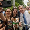 Roy Cooper, popular governador democrata da Carolina do Norte e trunfo da campanha de Kamala Harris, posa para fotos durante passeata pró-direito ao aborto - Kate Medley/NYT