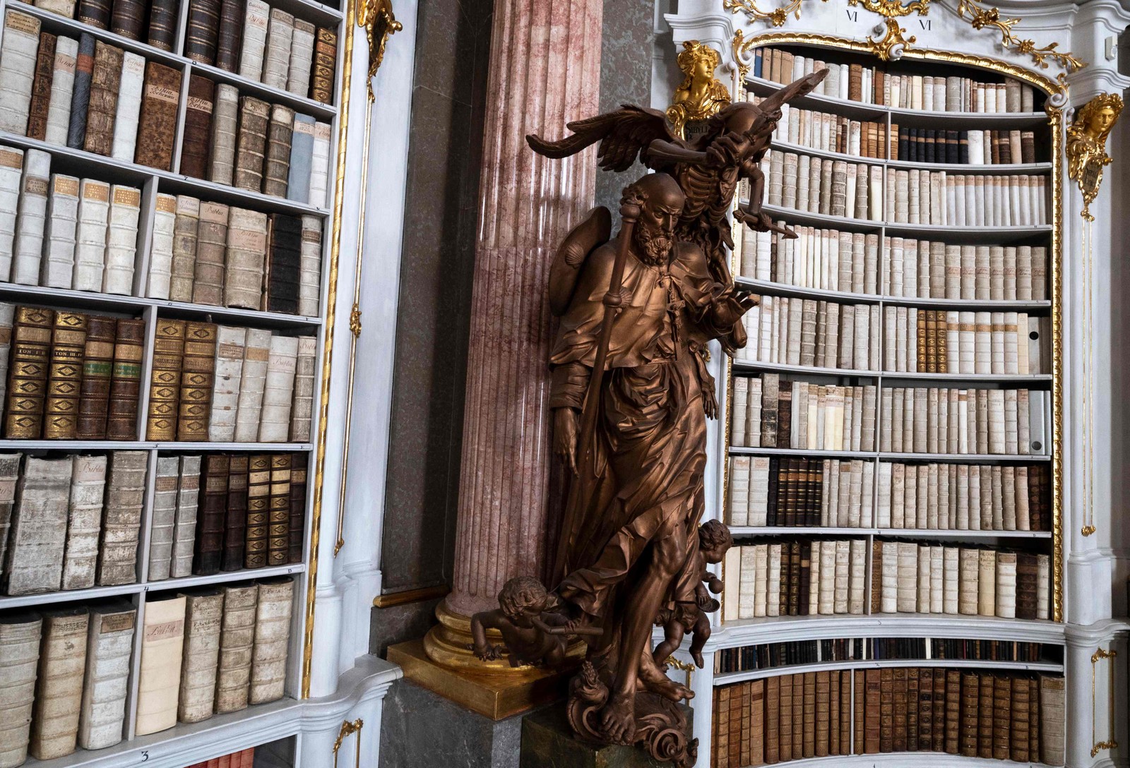 Por estar dentro de um monastério, a biblioteca da Abadia de Admont é decorada com muitas imagens sacras — Foto: Joe Klamar / AFP