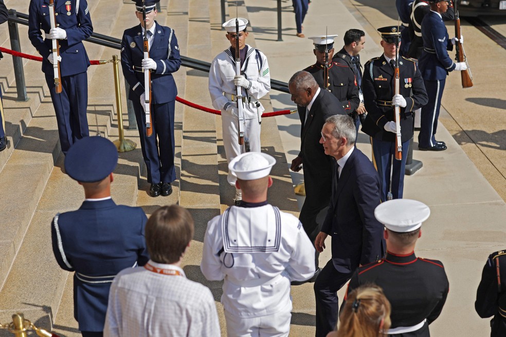 O secretário de Defesa dos EUA, Lloyd Austin, recebe o secretário-geral da Otan, Jens Stoltenberg, em base aérea na Virgínia — Foto: Alex Wong/Getty Images via AFP