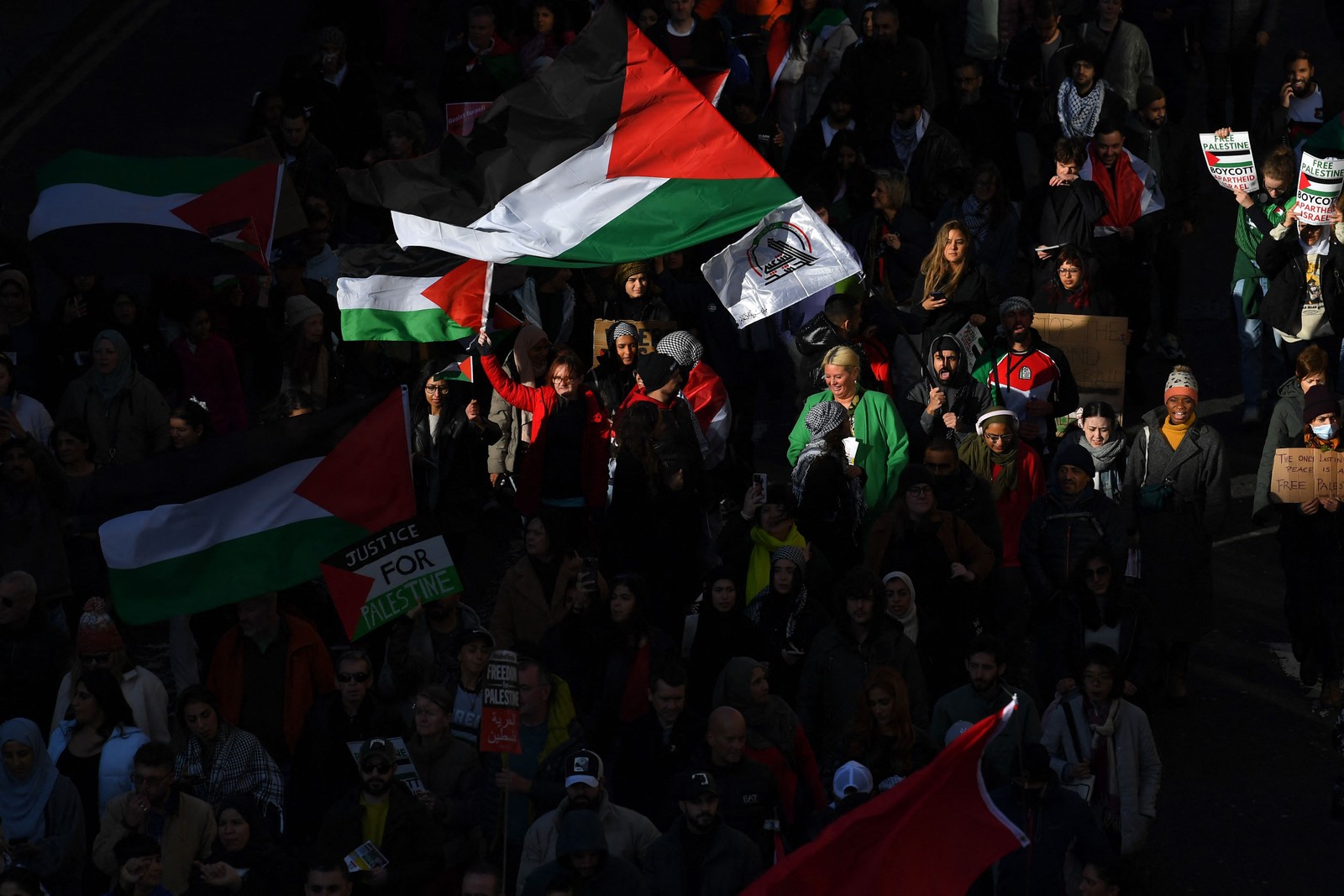 Bandeira da Palestina é alçada durante manifestação em Glasgow — Foto: Andy Buchanan/AFP