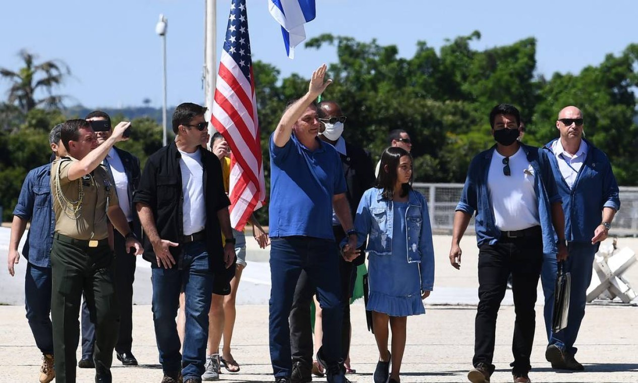 Na rampa do Palácio do Planalto, Bolsonaro, acompanhado da filha Laura, acena para manifestantes que participam de manifestação antidemocrática em Brasília, em maio de 2020. O presidente chegou a abraçar uma criança na rampa. Ele não se aproximou mais dos apoiadores por conta de duas grades de segurança que foram instaladas  — Foto: EVARISTO SA / AFP - 03/05/2020