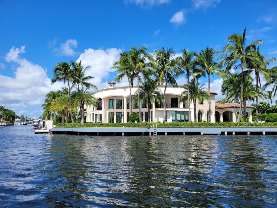 Uma das muitas mansões nos waterways, a grande rede de canais que rendeu o apelido de 'Veneza Americana' a Fort Lauderdale, na Flórida