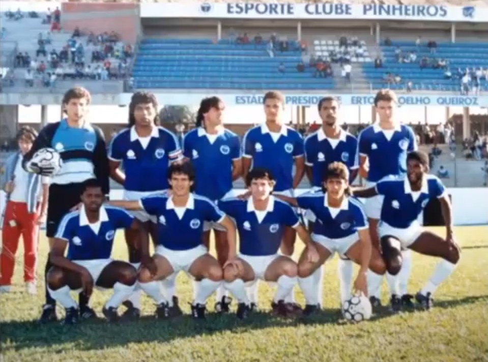 7º) Marquinhos (terceiro em cima da esquerda para a direita ): 16 anos, 9 meses e 14 dias: pelo Pinheiros-PR, no empate em 1 a 1 com o Vila Nova, 1985 — Foto: Reprodução