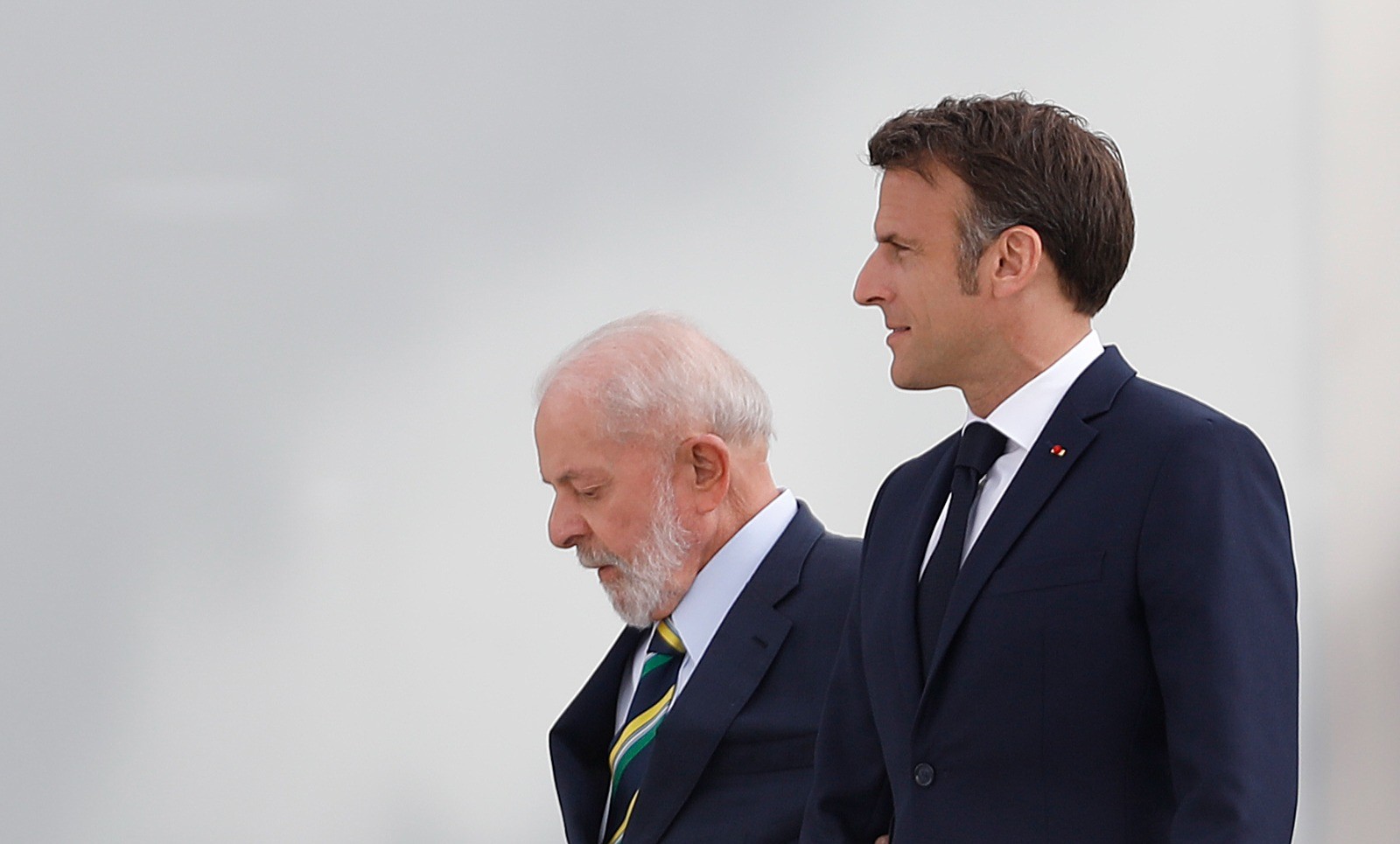 Lula e o presidente francês Emmanuel Macron no Palácio do Planalto, Brasília — Foto: Cristiano Mariz/Agência O Globo