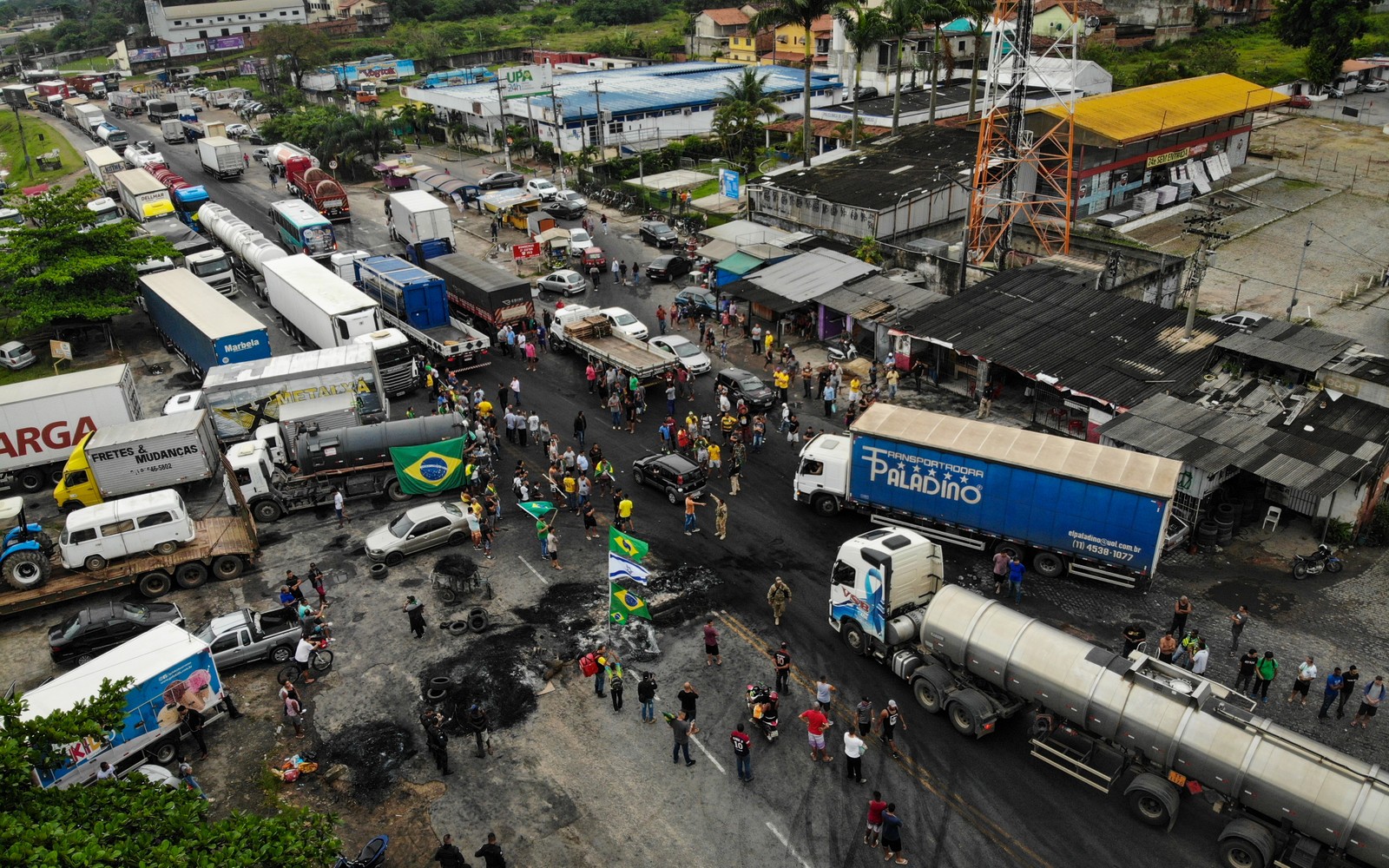 Caminhoneiros bolsonaristas se aglomeram em acesso da BR-101 para Magé por não aceitar o resultado das urnas — Foto: Brenno Carvalho/Agência O Globo