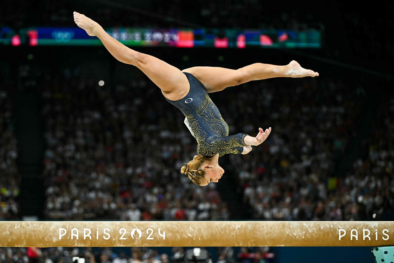 Flavia Saraiva compete na trave de equilíbrio da final feminina de ginástica artística por equipes — Foto: Gabriel BOUYS / AFP