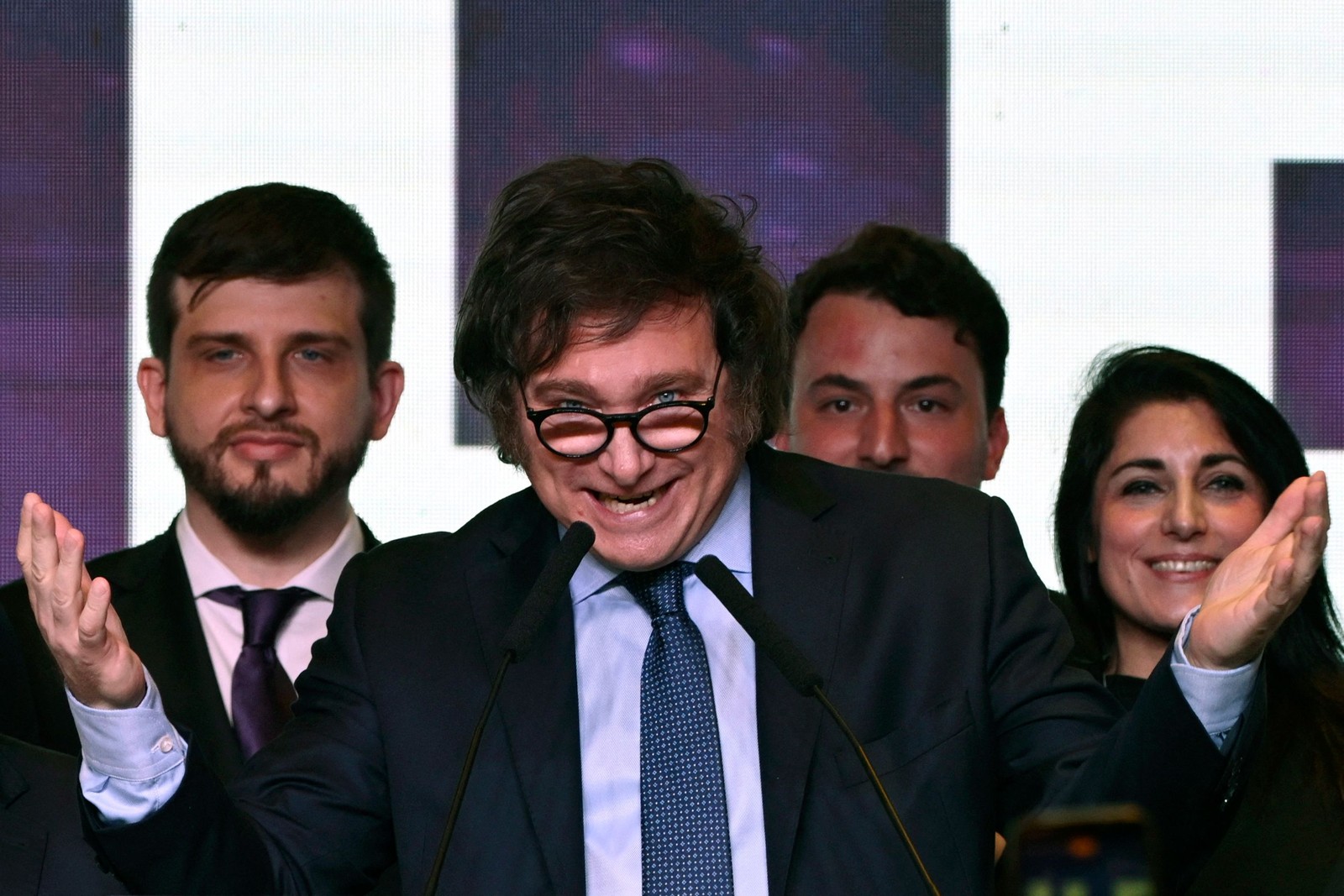 Filiado ao La Libertad Avanza Alliance, Javier Milei pretende diminuir programas sociais na Argentina — Foto: LUIS ROBAYO/AFP