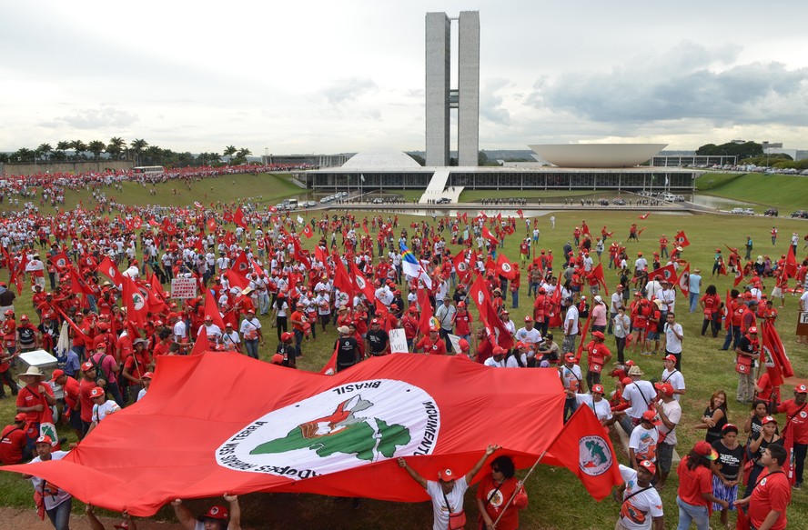 Manifestação do MST pela reforma agrária diante do Congresso Nacional em outubro deste ano