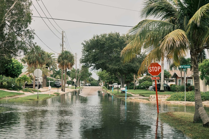 Cidade da Flórida já estão sofrendo com inundações com a proximidade do furacão Idalia, que deve chegar ao estado na quarta-feira