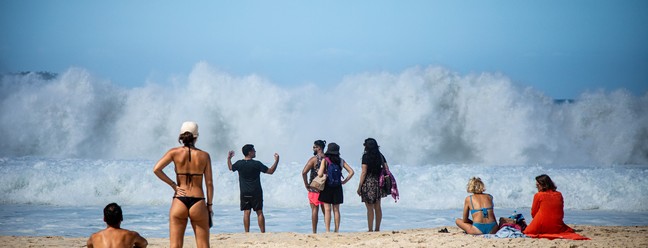 Ressaca na orla do Leblon. — Foto: Hermes de Paula / Agência O Globo