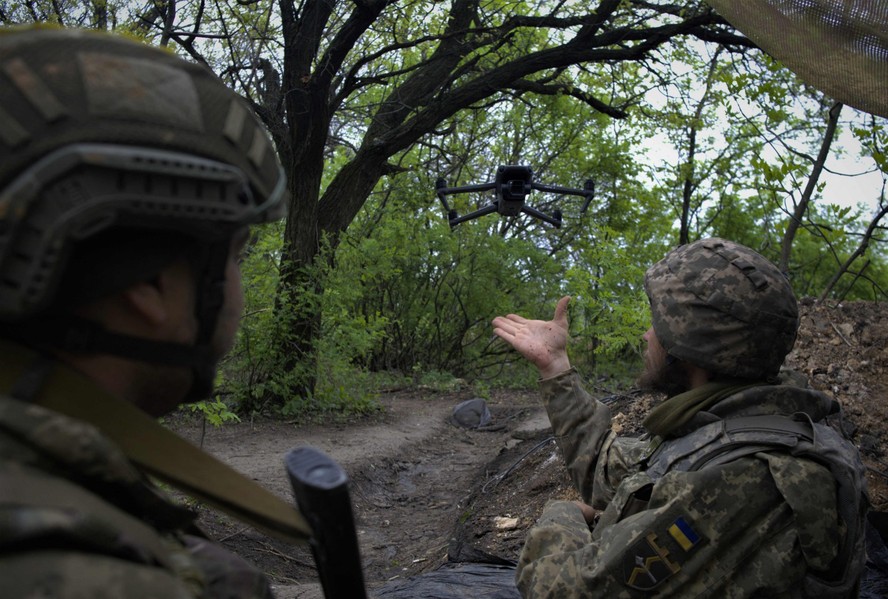 Soldados ucranianos voam drones de reconhecimento na linha de frente perto de Bakhmut