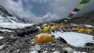 Tendas fluorescentes, equipamento de escalada descartado, botijões de gás vazios e até excrementos humanos cobrem o caminho trilhado até o cume — Foto: Prakash Mathema/AFP