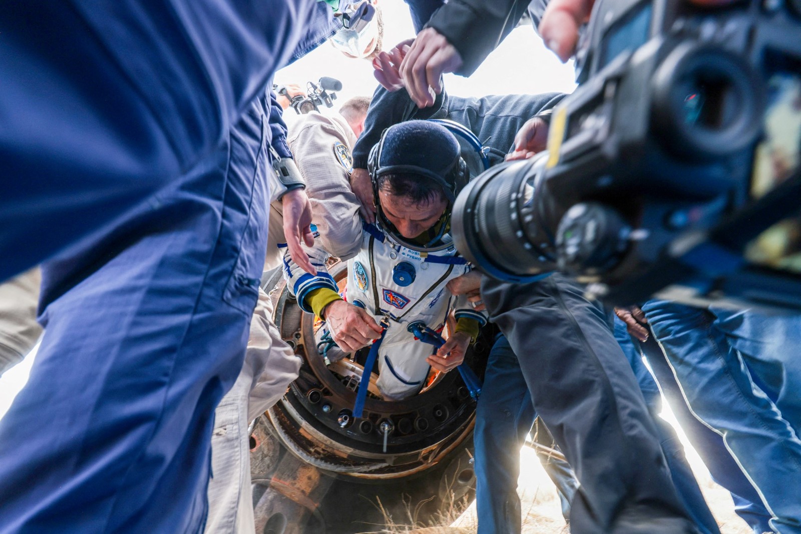 O astronauta americano Frank Rubio sendo retirado da cápsula após missão de 371 na ISS — Foto: AFP