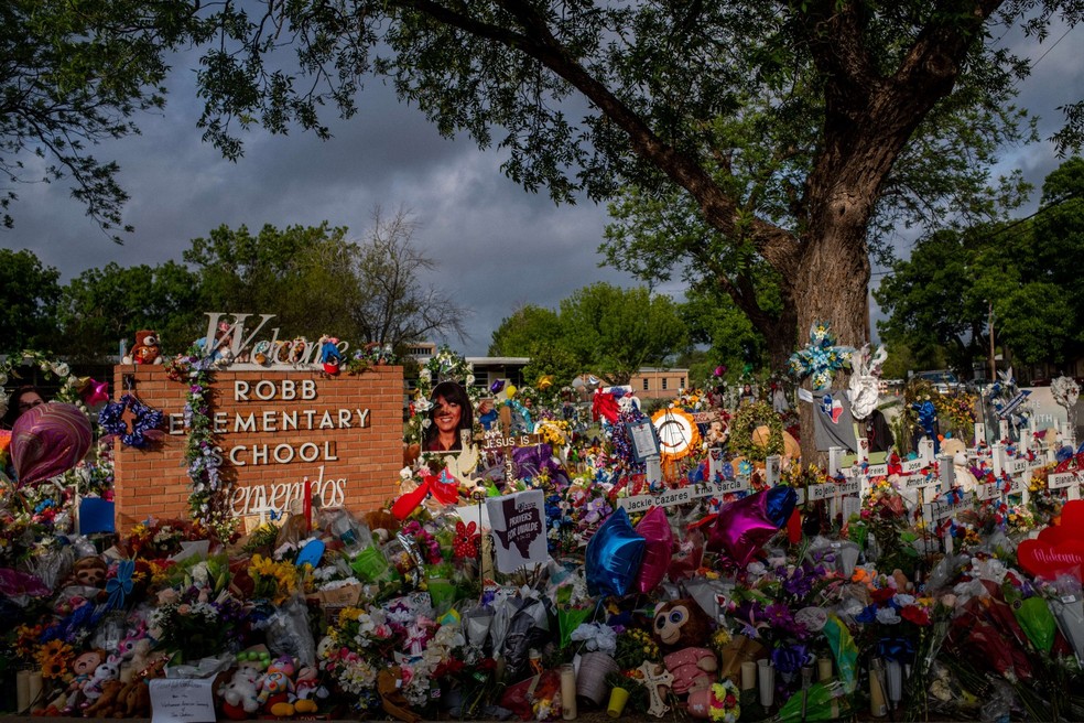 Memorial para as vítimas da Robb Elementary School, no Texas — Foto: Brandon Bell/Getty Images/AFP