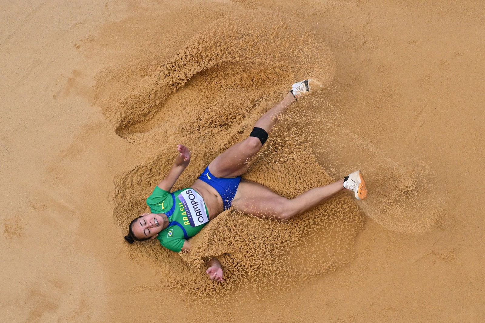 A brasileira Lissandra Maysa Campos no salto em distância feminino das Olimpíadas de Paris — Foto: Antonin THUILLIER / AFP