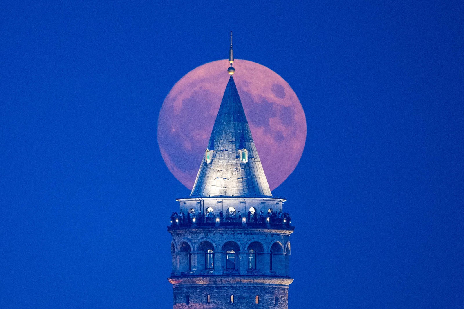 Superlua Azul vista de Istambul na Turquia — Foto: YASIN AKGUL / AFP