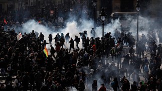 Segundo a Prefeitura de Paris, cerca de 42 mil franceses foram às ruas na capital  — Foto: Geoffroy VAN DER HASSELT / AFP