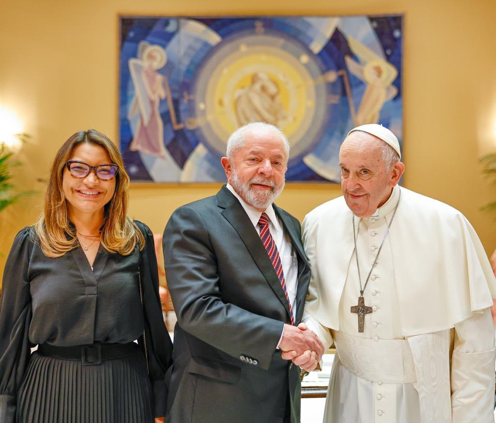 Primeira-dama do Brasil, Janja Lula da Silva, ao lado do presidente Lula e do Papa Francisco — Foto: Ricardo Stuckert