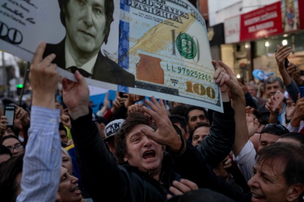 Javier Milei, candidato de extrema direita, quer dolarizar a economia da Argentina