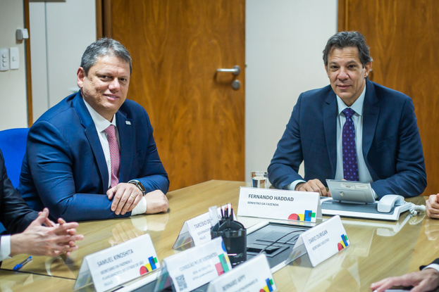 O governador de São Paulo, Tarcísio de Freitas (à esquerda), e o ministro Fernando Haddad se reúnem para tratar de Reforma Tributária