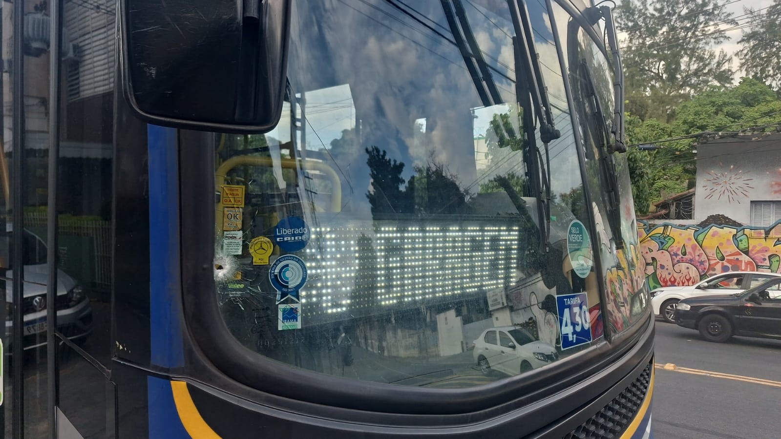 Avenida Brasil: ônibus foi alvejado por suspeitos durante perseguição policial — Foto: Jéssica Marques / Agência O Globo