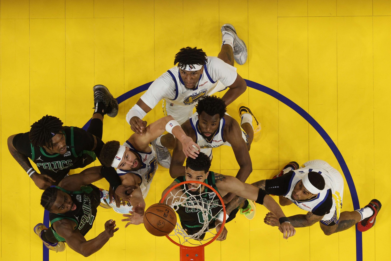 Jayson Tatum, Jaylen Brown e Robert Williams, do Boston Celtics, competem pelo rebote contra Klay Thompson, Kevon Looney, Andrew Wiggins e Gary Payton, do Golden State Warriors, durante o terceiro quarto do jogo cinco das finais da NBA de 2022, no Chase Center, em 13 de junho, em San Francisco, Califórnia. — Foto: Ezra Shaw/Getty Images/AFP