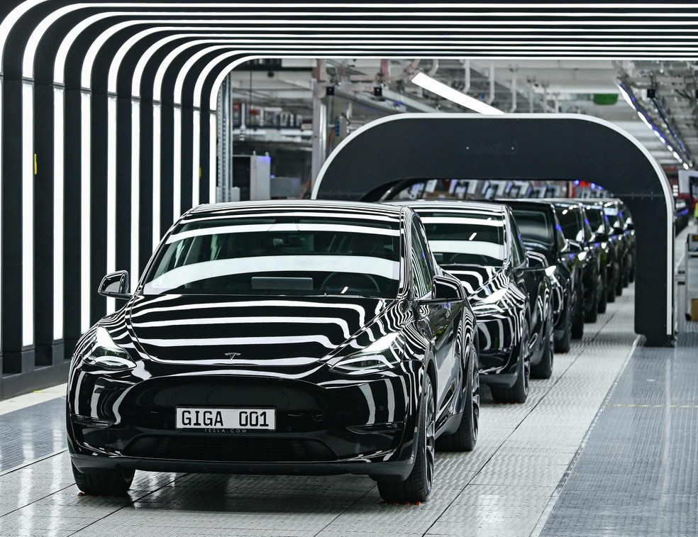 Linha de produção do modelo Y na fábrica da Tesla em Berlim, na Alemanha. — Foto: Patrick Pleul/AFP)
