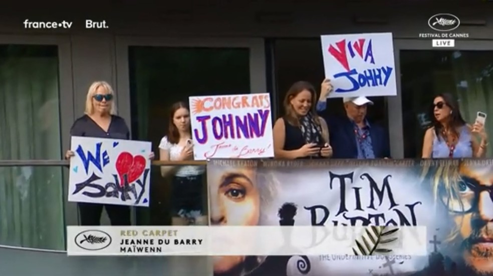 Cartazes apoiam Johnny Depp em Cannes — Foto: Reprodução
