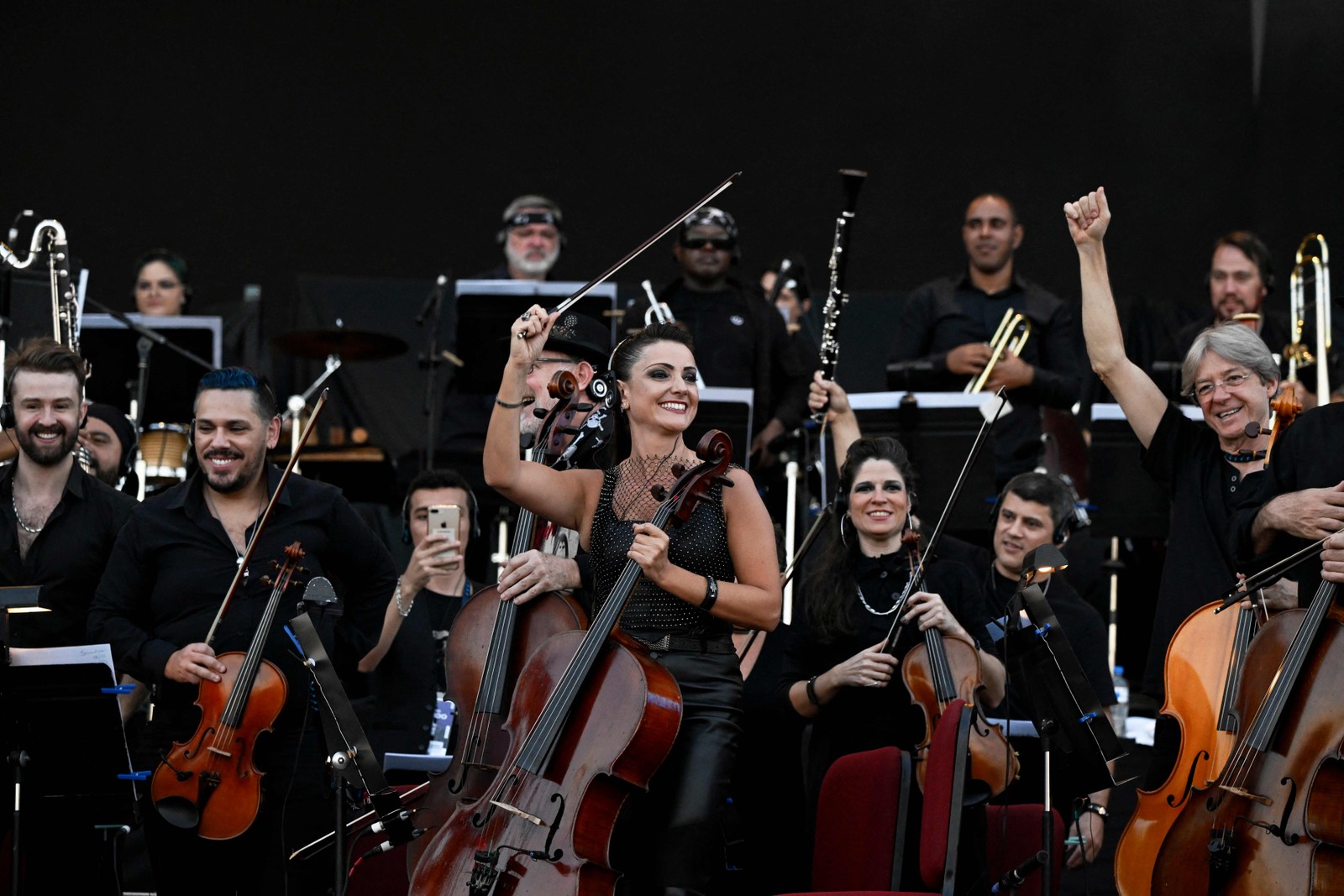 Músicos da Orquestra Sinfônica Brasileira durante show com a banda Sepultura, em 2 de setembro de 2022 — Foto: Mauro Pimentel / AFP