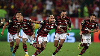 Jogadores do Flamengo comemoram título de campeão da Copa do Brasil — Foto: Carl de Souza / AFP