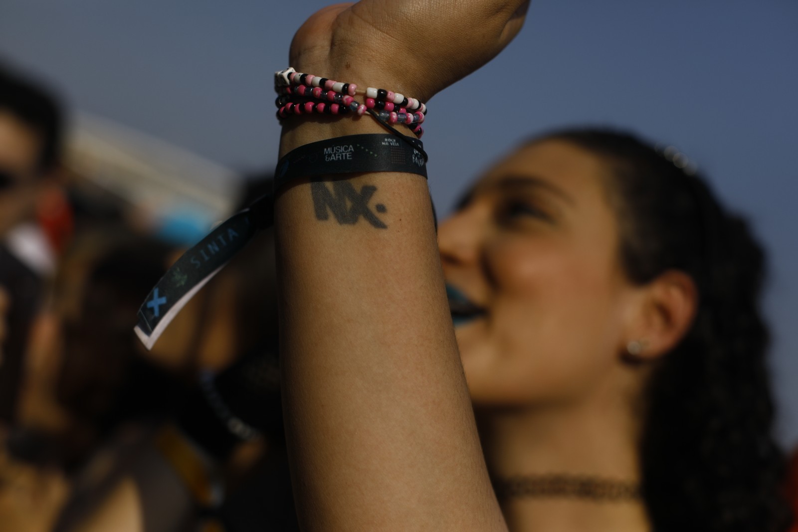 Fá com tatuagem da banda NX Zero assiste ao show de Di Ferrero e Vitor Kley — Foto: Brenno Carvalho