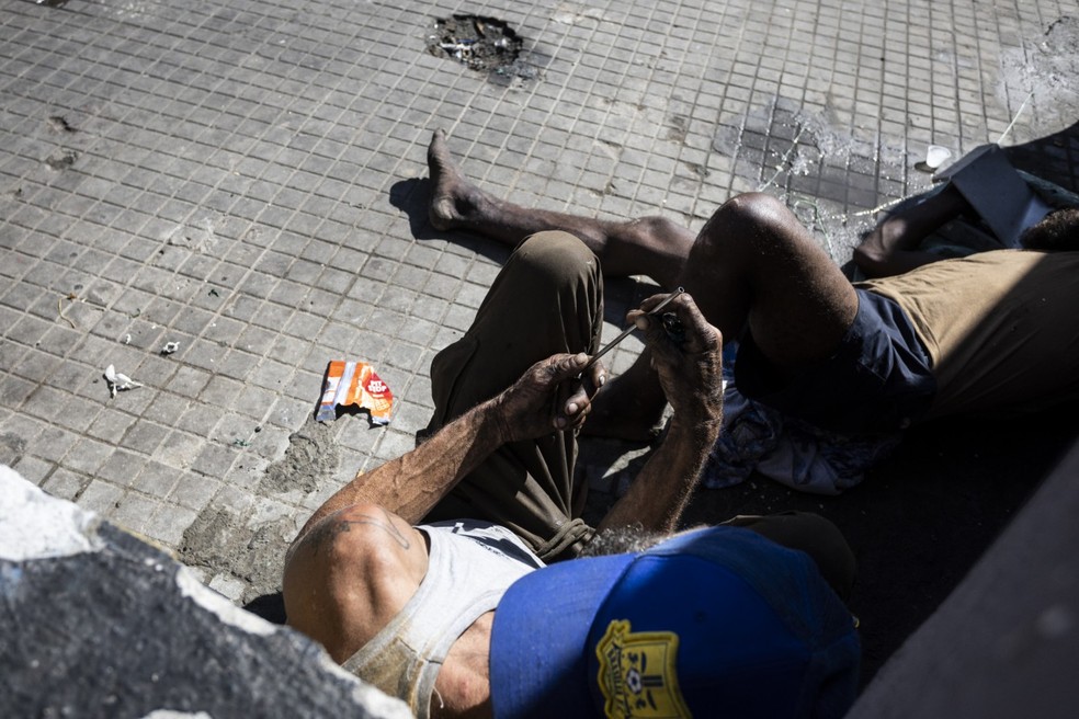 Usuário com cachimbo de crack na Rua dos Protestantes, Cracolândia, São Paulo — Foto: Maria Isabel Oliveira/ Agência O Globo