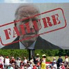 Cartaz com foto de Biden escrito "fracasso" em comício de Donald Trump após debate - Jim WATSON / AFP