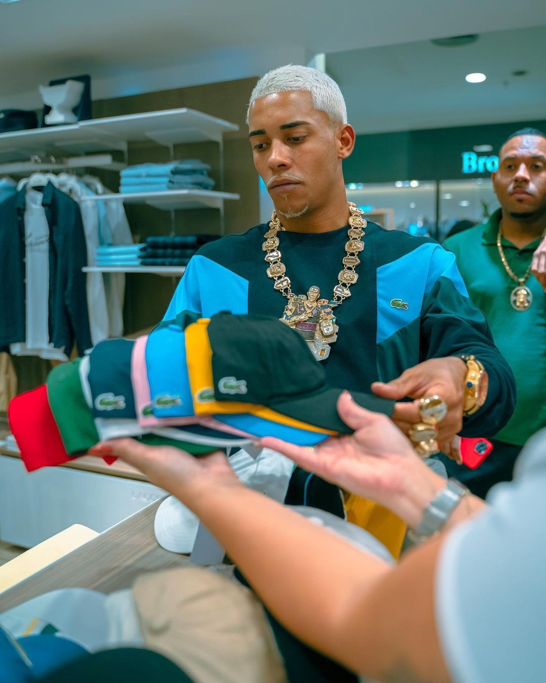 MC Poze durante compras em shopping — Foto: Reprodução / Instagram