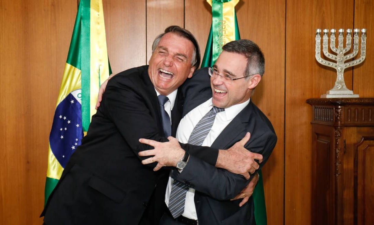 Bolsonaro assinou no dia 2 de dezembro decreto que nomeia André Mendonça para o STF, tão prometido aceno à bancada religiosa com a indicação de um ministro 'terrivelmente evangélico'. Mendonça, ex-advogado-geral da União, também é pastor licendiado  — Foto: Alan Santos / Agência O Globo