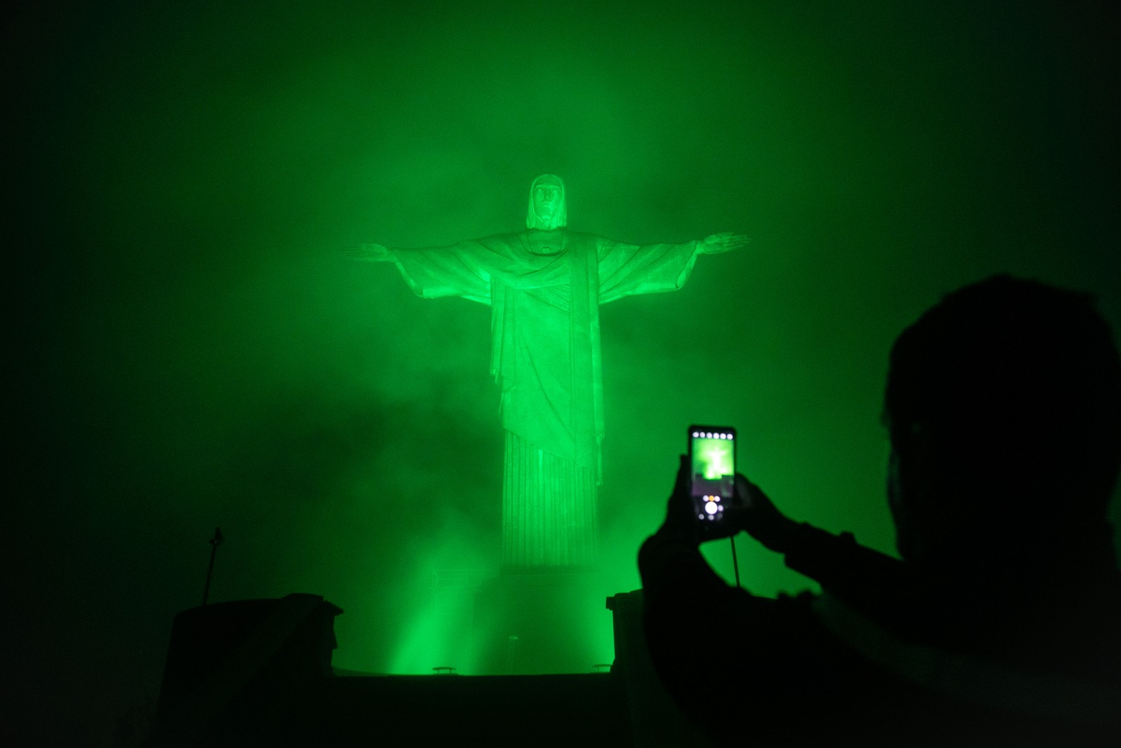 Em comemoração aos 125 da Academia Brasileira de Letras, o Cristo Redentor recebeu iluminação especial em julho — Foto: Brenno Carvalho / Agência O Globo
