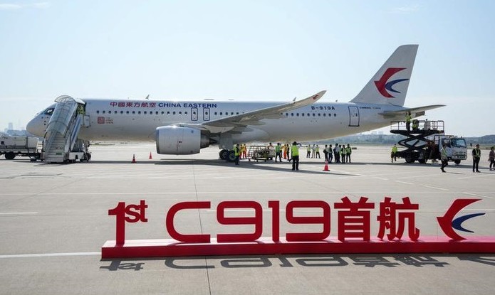 O primeiro jato de passageiros produzido na China, o C919, aparece estacionado na pista do aeroporto de Xangai antes de seu voo inaugural para Pequim
