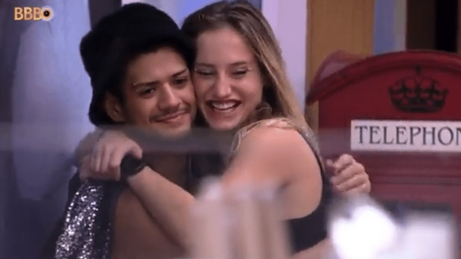 Os atores Gabriel Santana e Bruna Griphao falaram no 'BBB 23' que se identificam como demissexuais.O termo é usado para descrever aquelas pessoas que sentem atração sexual somente após formar uma conexão emocional  — Foto: Reprodução/TV Globo