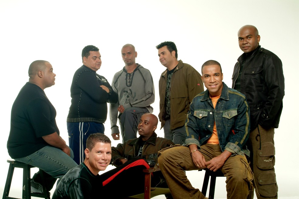 O grupo Só Pra Contrariar, o SPC, em 2004; Alexandre Pires está sentado, à direita — Foto: Divulgação
