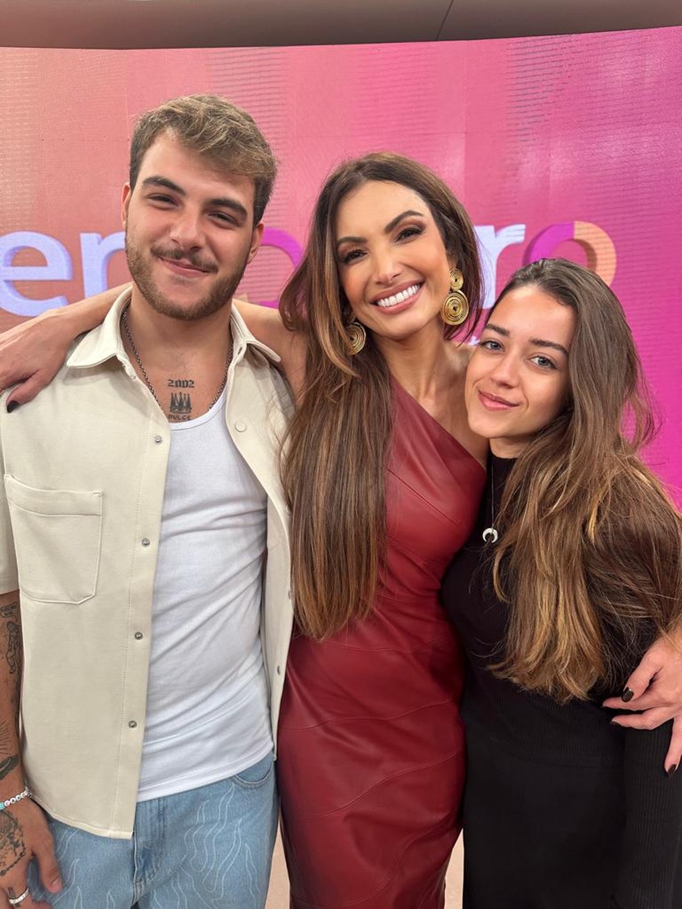 Patrícia Poeta com o filho, Felipe, e a nora, Juliana — Foto: Divulgação