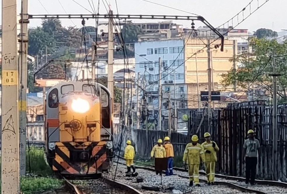 Reparos realizados na altura da estação de Duque de Caxias — Foto: Divulgação / Agestransp