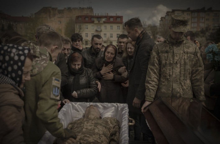 Outra menção honrosa foi para “Conflito na Ucrânia”, do francês Kiran Ridley. Nela, a mãe de um jovem soldado lamenta a morte do filho durante funeral realizado em abril do último ano em Lviv — Foto: Kiran Ridley/Siena International Photo Awards