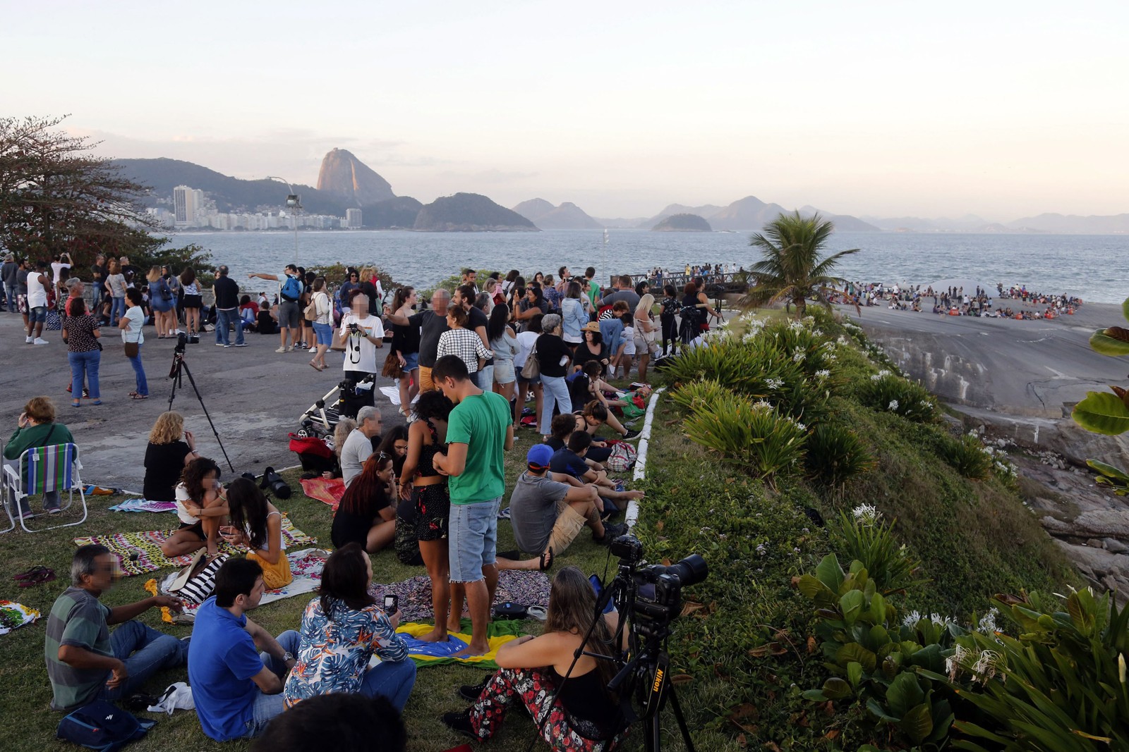 Populares acompanham o fenômeno da Lua de sangue, no Forte de Copacabana — Foto: Marcos de Paula / Agencia O Globo