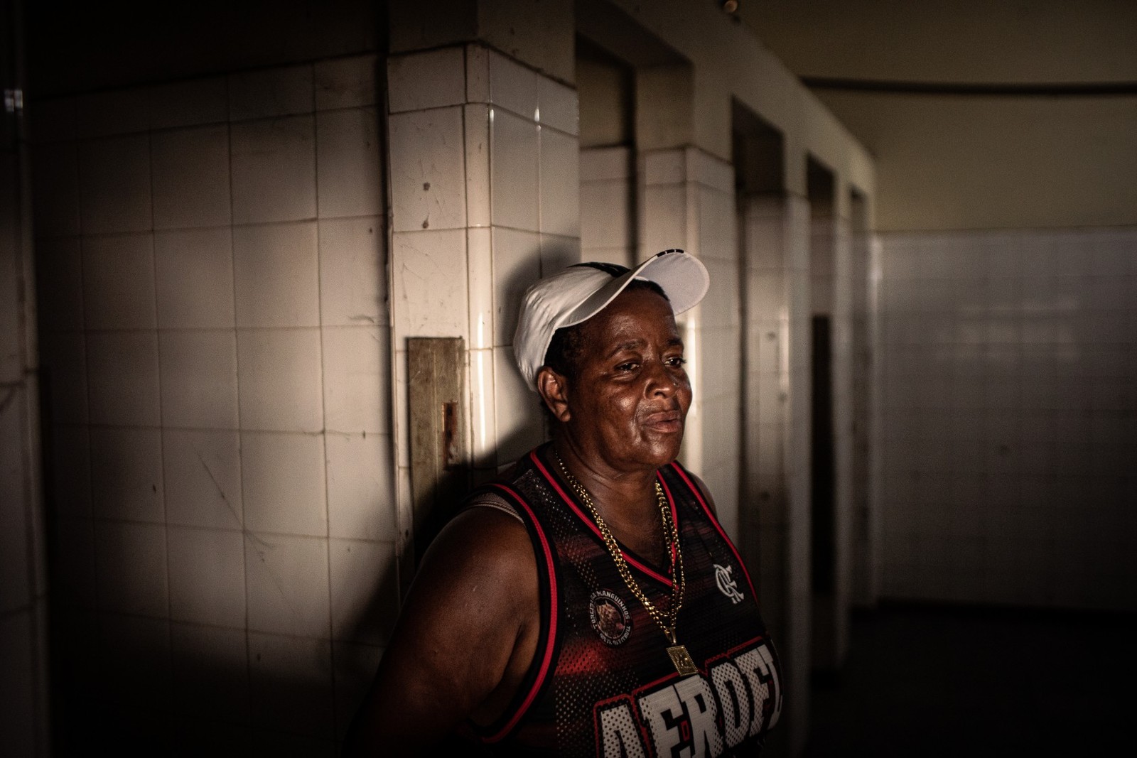 Carli Cristiane Batista, 49 anos, no galpão desativado onde há um projeto de construção de um condomínio  — Foto: Hermes de Paula