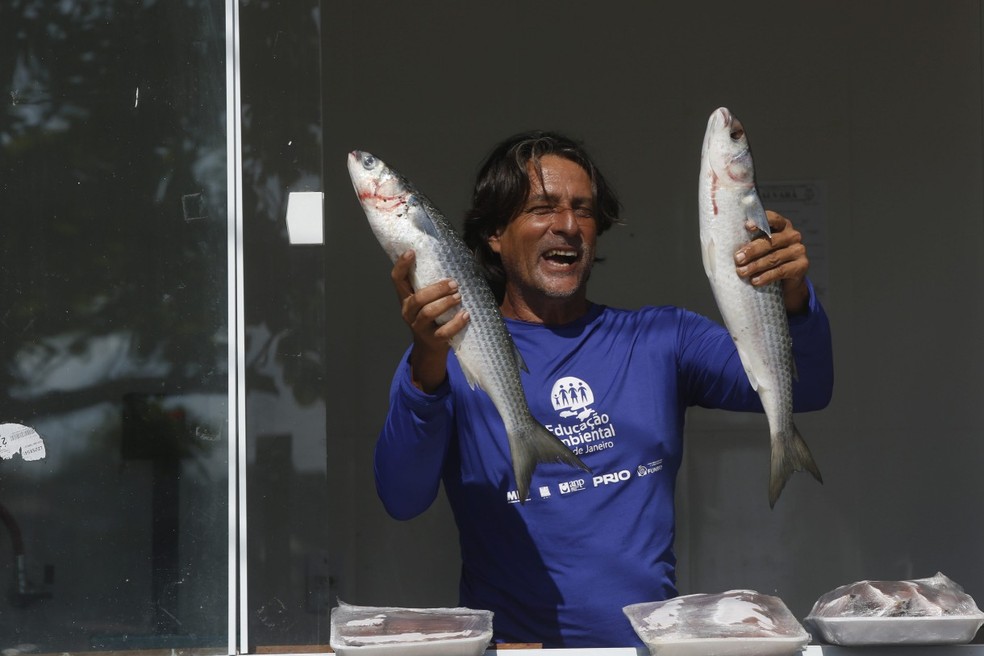 Hoje, a tainha da Lagoa de Araruama pode ganhar selo de Indicação Geográfica por denominação de origem. Na foto, Chico Pescador, presidente da Associação de Pescadres da Praia da Pitória — Foto: Custodio Coimbra/Agência O Globo