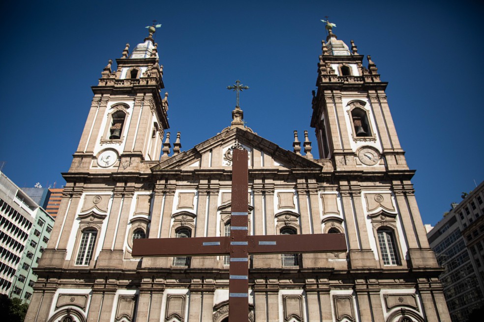 Nomes dos mortos na chacina da Candelária estão fixados na cruz reinaugurada neste domingo, em frente à igreja — Foto: Hermes de Paula / Agência O Globo