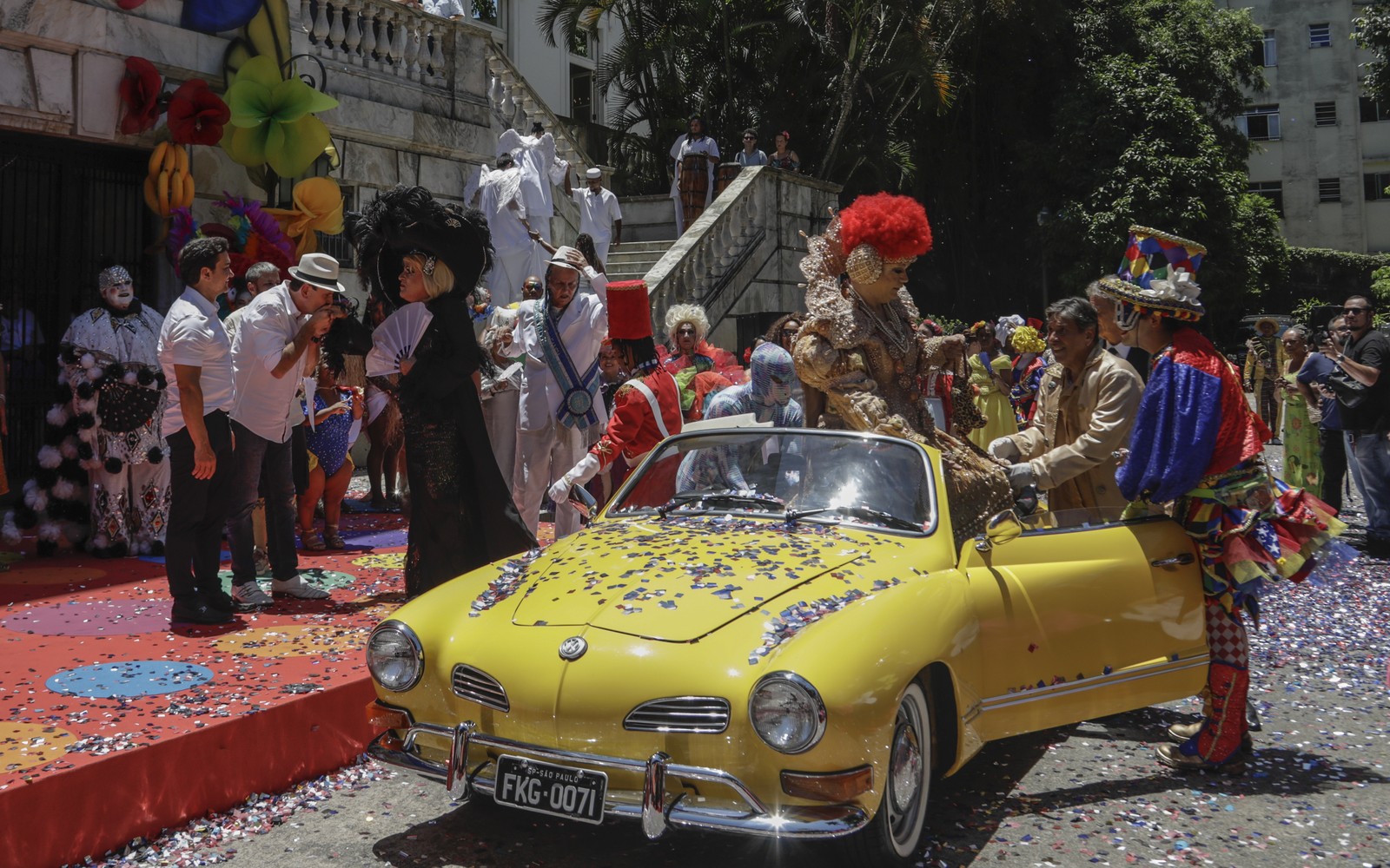Prefeito Eduardo Paes entrega as chaves da cidade para o Rei Momo e dá o início do Carnaval com desfile preparado por Milton Cunha nos jardins do Palácio da Cidade — Foto: GABRIEL DE PAIVA