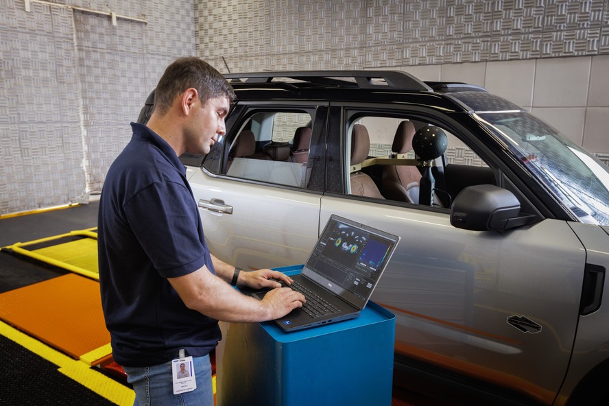 Laboratório da Ford em Tatuí, São Paulo, faz testes em simulador de diferentes pistas